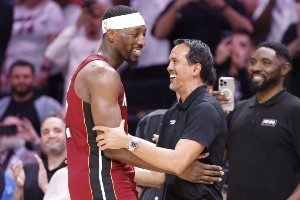 致敬科比时也请尊重阿德巴约~美媒：科比也是打弱队&有刷数据嫌疑_24直播网