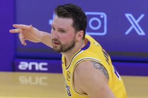 东契奇湖人生涯第6次砍下30+三双 逾越科比 独享队史第5多_24直播网