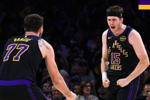 合砍62+18+19！湖人赢球海报：封面为东契奇和里夫斯咆哮瞬间_24直播网