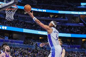 攻击力十足！班凯罗9中4获得17分4板5助 罚球9中7_24直播网