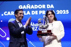 皇马边卫卡雷拉斯获得银卡拉贝尔奖，，，姐姐保拉代他出席领奖_24直播网