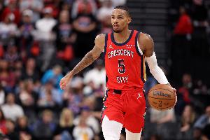 弹无虚发！德章泰·穆雷首节4投全中&三分2中2 拿到10分2板1助1断_24直播网