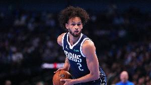 右脚手术赛季报销！莱夫利：现在能扶着手杖走路了 不会急于求成_24直播网