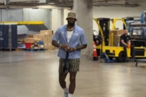 背靠背打热火！詹姆斯提前两个半小时加入&全队最早 现在出战成疑_24直播网