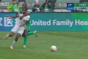 法比奥前场反抢搂抱马纳法，，被马宁出示黄牌忠言_24直播网