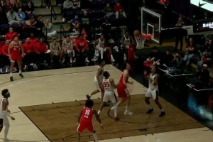 终于拿到首分！杨瀚森要位队友不给球 一连补篮终于掷中！_24直播网