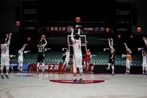 丁彦雨航：退役让我一夜之间长大了 爱让我轻轻地放下_24直播网