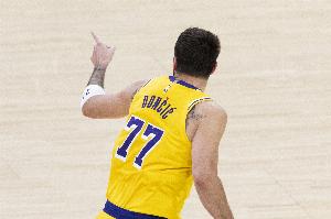 裁判谈东契奇技犯：他和比塔泽在已经被忠言的情形下一连相互寻衅_24直播网