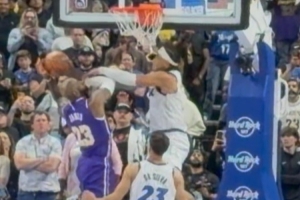 雷迪克：落伍2分我们让詹姆斯获得了空位 他被打手了&应吹犯规!_24直播网