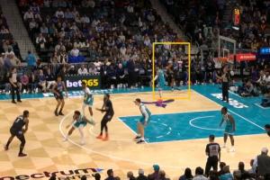 一脱手2.5万没了！NBA官方：萨格斯朝观众席扔牙套 被罚2.5万美元_24直播网