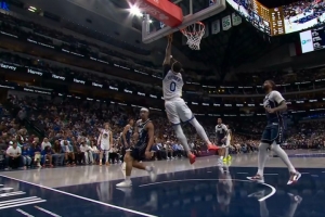 行云流水！梅尔顿送吊传 小佩顿反跑接球顺势腾飞打中还要加罚_24直播网