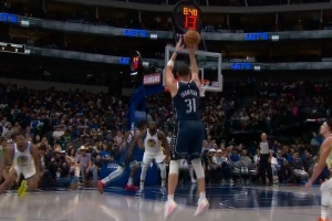 熟悉的感受但他去扑面了！克莱外线连中两记三分球 科尔迅速喊停_24直播网