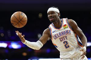 脱手略少！亚历山大上半场6中5获得12分2板3助1断 三分3中2_24直播网