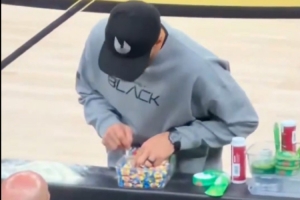 小学生爱吃糖！勇士对篮网时库里在场边偷偷藏糖果_24直播网