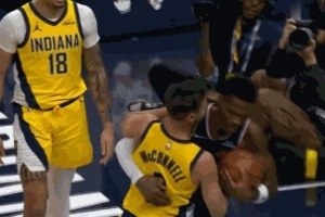 不是老队友吗？？马瑟林与麦康纳争球都不松手险些冲突_24直播网