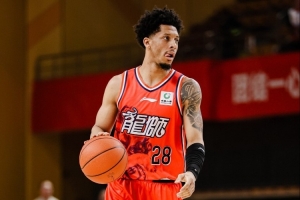 媒体人：广州用略显平民的阵容坚持着竞争力 紧咬着季后赛的希望_24直播网