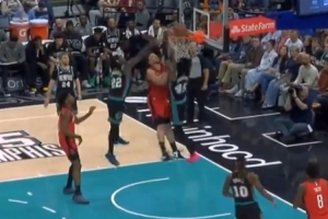 太硬了！申京转身突破强杀内线 1V2再度隔扣GG·杰克逊_24直播网