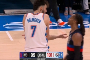 不太妙！霍姆格伦拼抢被吹犯规 个人累计6犯离场_24直播网