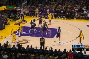 保驾护航！詹姆斯为布朗尼掩护 后者突破抛投得分_24直播网