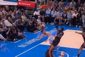 纵享丝滑！麦凯恩变向闪出空间 沾衣十八跌造萨瑟犯规打成2+1_24直播网