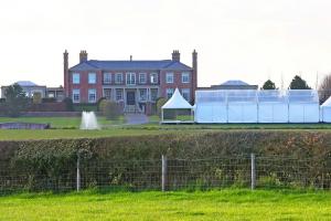 宠妻！太阳报独家：鲁尼为给妻子庆生，，，，，，在2000万镑豪宅花园搭帐篷_24直播网