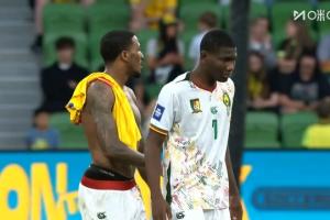 喀麦隆后卫查丘瓦与国足球员交流球衣，，，，，现效力狼队+身价1200万欧_24直播网