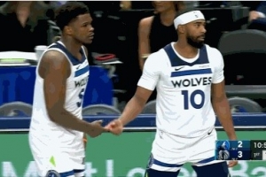 小插曲！爱德华兹迟到 康利首发出战一分钟后华子赶到将其换下_24直播网