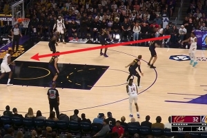 仙人指路！米切尔炮弹直传撕开防线 托布篮下接球勾手掷中_24直播网