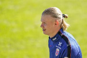 太阳报：哈兰德在国际角逐日时代飞巴塞罗那，，，，造访名医_24直播网