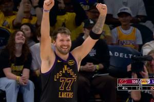 收获老詹认可！东契奇双手暴力勉扣！之后兴奋犯规申请下班_24直播网