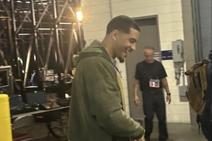 差点不敢认！索汉深色寸头新造型 与其标记性彩色爆炸头相差甚远_24直播网