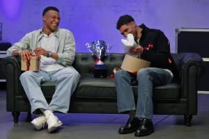 这事没完了?阿什拉夫加入访谈节目，，被送了一座奖杯和一条毛巾_24直播网