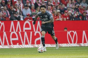 图片报：22岁法兰克福中卫科林斯脚踝韧带严重受伤，，赛季报销_24直播网