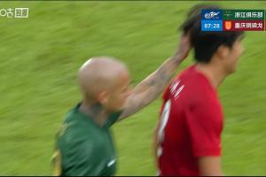 拉拽头发染红！热议米特里策：不得红牌不放手。。。。。。唬；很可能面临追罚_24直播网