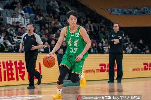 生猛虎子！李虎翼半场替补出战8分钟 3投3中&三分2中2孝顺8分2板_24直播网