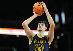 内线高塔！马拉疯狂吃饼16中11高效砍下26分9板3助2帽_24直播网