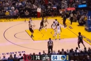 专注！杜兰特持球强攻 直插篮下腾飞暴扣率队坚持优势_24直播网