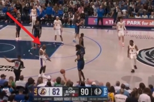 场上教学！布朗尼抛传老爹被巴格利破损 詹姆斯示意儿子应该击地_24直播网