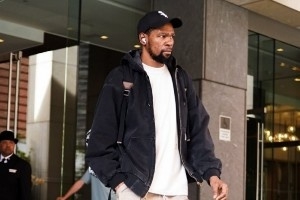 火箭众将OOTD：申京&小贾巴里&伊森人手一个挎包 杜兰特气质依旧_24直播网