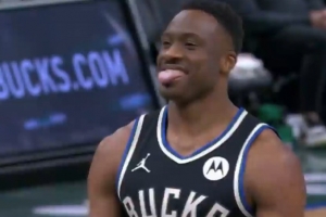 吐舌头缓解一下尴尬~字母哥哥认真罚球 效果又短又歪罚出三不沾_24直播网