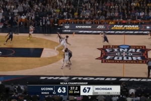 很稳！密歇根底线发球 4名球员先冲刺再疏散 破掉敌手全场盯人_24直播网