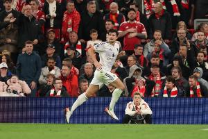 英媒：马奎尔为留在曼联接受大幅降薪，，，他收到不少报价但只想留队_24直播网