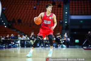 媒体人：我向艾伦妈妈求证过 虽然她说是假的但语言审慎似有隐情_24直播网