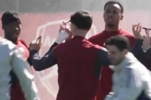 笼统水平堪比AI?阿森纳训练4人一组，，，两两手抵钢笔带球踢进桶_24直播网