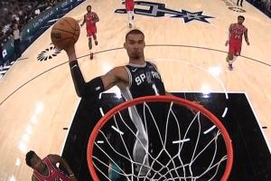 脸在篮筐上方！马刺防守还击 文班大步向前俯视篮筐单臂空接_24直播网