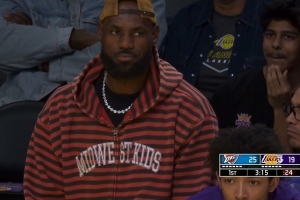 高挂免战牌！詹姆斯来加入边观战 本场因脚伤缺席_24直播网