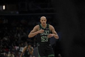 值得信任！塔图姆：沃尔什今天的防守提升了球队的士气_24直播网