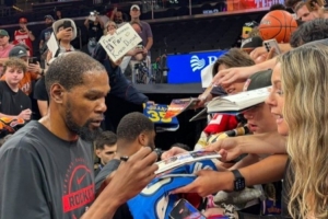 曾爱过！杜兰特重回菲尼克斯 为一众太阳球迷耐心署名_24直播网