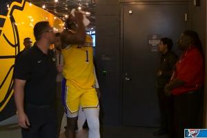 打两场伤三个！蒂耶罗被切特肘到面部返回易服室 湖人挑战乐成_24直播网