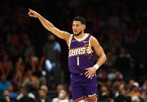 传射俱佳！布克27中13砍全场最高37分9助 罚球9中9_24直播网